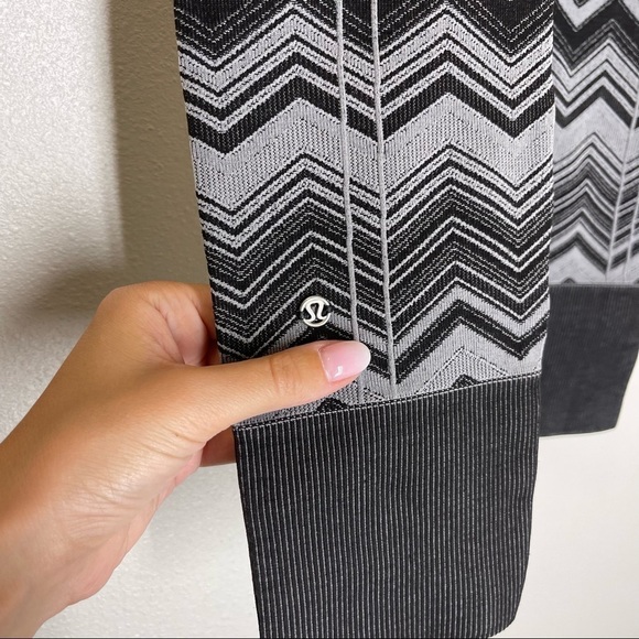 Lululemon Ebb To Street Leggings Black Gray Heathered Slate
Chevron Size 2 Women - Picture 6 of 8